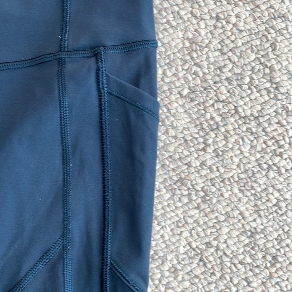 Lululemon 28” legging in blue. Sz 6 - Picture 3 of 5
